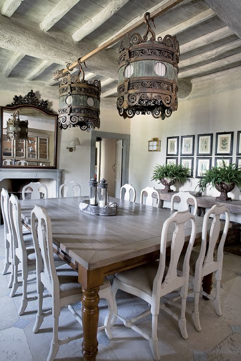 Ogromny kwadratowy stół, ustawiony pod majestatycznymi miedzianymi lampami, łączy całą rodzinę w święta.