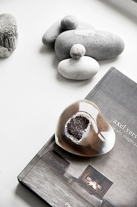 Pamiątki z podróży zaaranżowane w przestrzeni domu podkreślają charakter i styl życia gospodarzy.