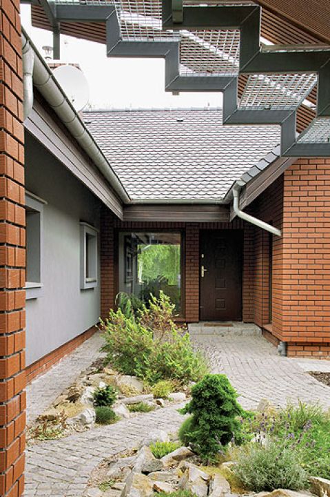 Parterowa willa niedaleko Poznania. Nowoczesny dom otoczony łąką