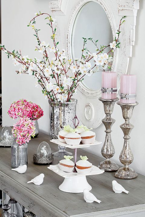 Pastelowe dekoracje wielkanocne przepięknie wyglądają w stylizowanym, francuskim salonie.