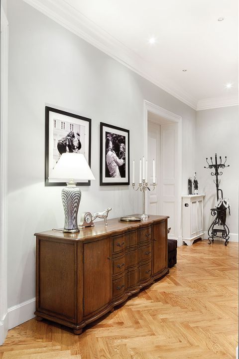 Podczas renowacji nie naprawiono ubytków, gipsowe ornamenty zostały jedynie wyczyszczone i zabiałkowane. Wszystkie