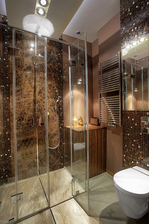 Połączenie marmuru Daino Reale i Emperador oraz mozaiki Bisazza Nefertiti za srebrnymi elementami to ciekawe