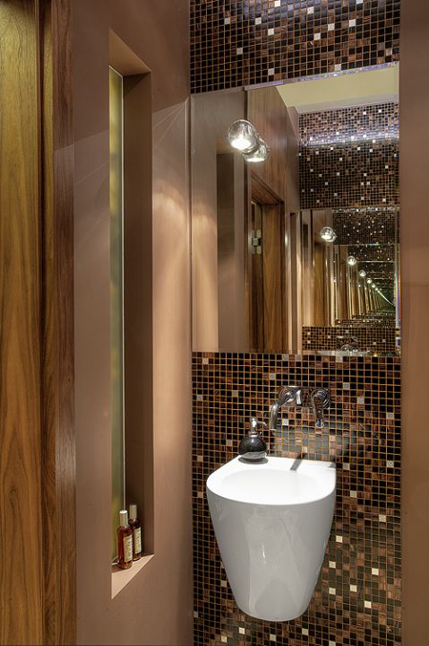 Połączenie marmuru Daino Reale i Emperador oraz mozaiki Bisazza Nefertiti za srebrnymi elementami to ciekawe