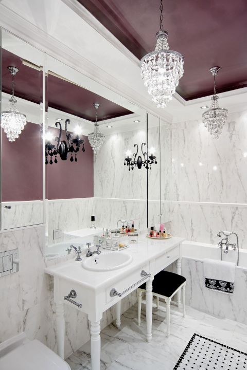 Połyskująca kryształami i lustrami łazienka córki z wymarzonym kącikiem do makijażu.