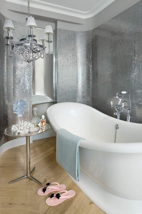 Wanna i umywalka są marki Victoria Albert. Umywalka z konsolką to Villeroy Boch. Koralowce na stoliku –