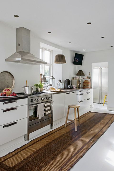 Pomysłowe szafki ze skórzanymi uchwytami.