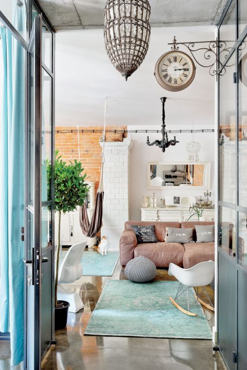 Ponadstuletni piec kaflowy z ozdobnym gzymsem był dodatkiem do mieszkania.