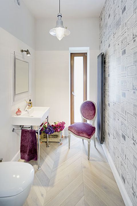 Prosta i elegancka, ale z pomysłowa tapetą.