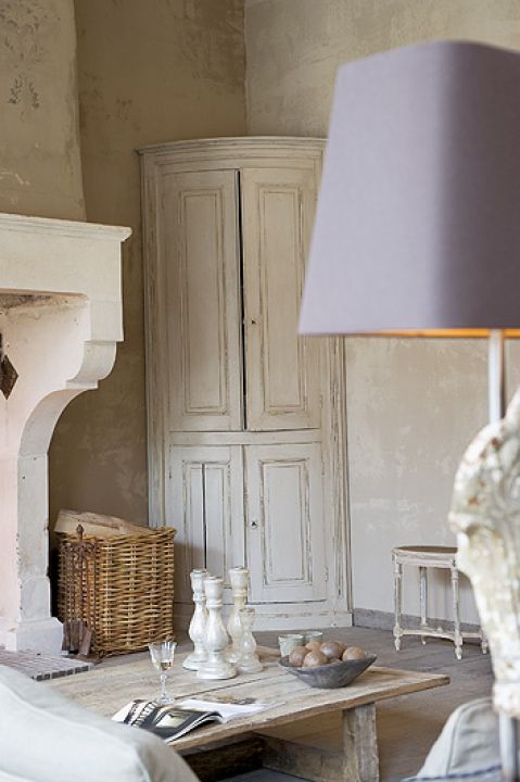 Proste dodatki w stylu rustykalnym na tle pałacowych mebli.