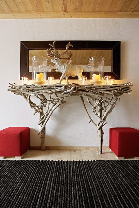 Prosto z natury: konsolę z patyków Anke znalazła ne eBayu, rogi w holu są nie tylko dekoracją, ale i wieszakami.