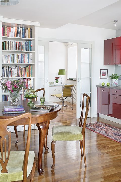 Przedwojenny stół i krzesła znaleziono w antykwariacie Andrzeja Rokickiego w Rembertowie. W tle gabinet z