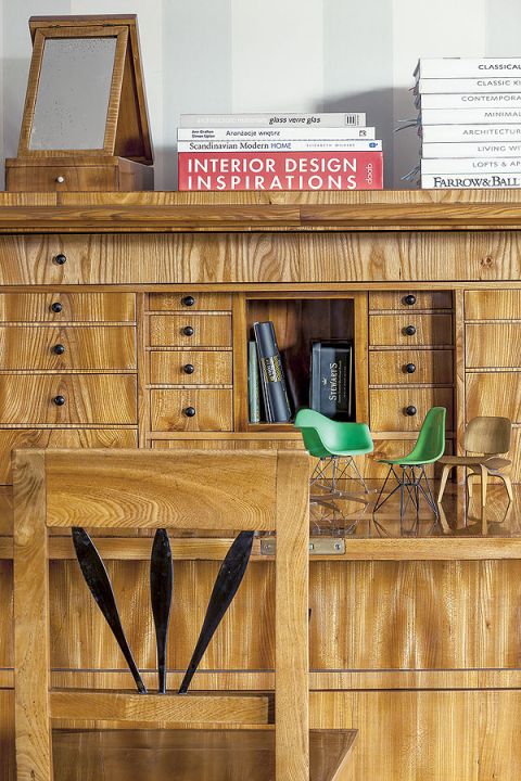 Przy ocenie stanu antyków pomaga Joannie zaprzyjaźniony stolarz.