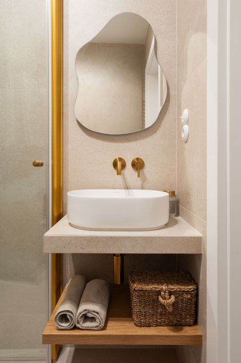 beżowa łazienka z drewnem