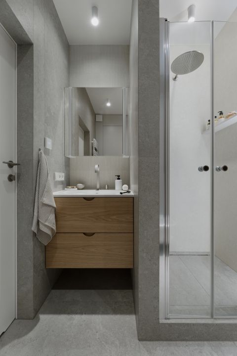przytulna łazienka szara z drewnem