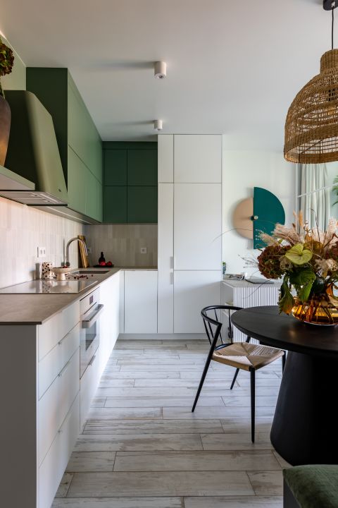 kuchnia otwarta na salon w mieszkaniu 60m