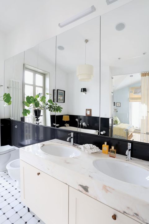 Z sypialni do łazienki wchodzimy przez prysznic. Ponieważ w domu jest jedna łazienka, drugie wejście do niej wiedzie z