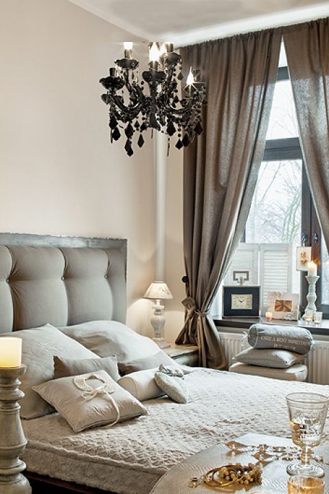 Rama łóżka jest ze sklepu meble kolonialne. Zagłówek, zrobiony przez stolarza, został wykończony tkaniną z IKEA.