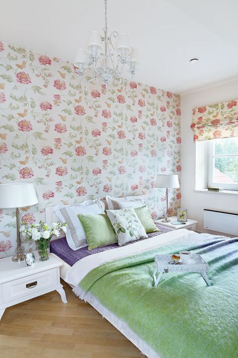 Rozbielone beże, przytłumione zielenie i pastele stworzyły wiosenny klimat.