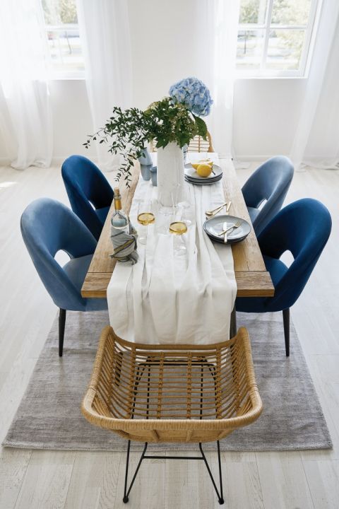 różne krzesła przy stole