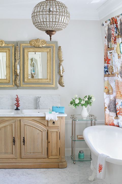 Rustykalność połączona z kryształami i złoceniami.