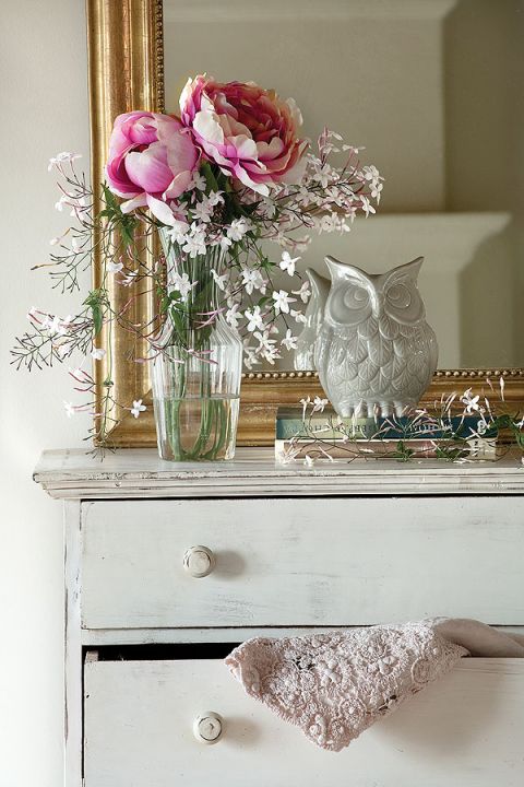 Rustykalny dom wśród chlebowych drzew