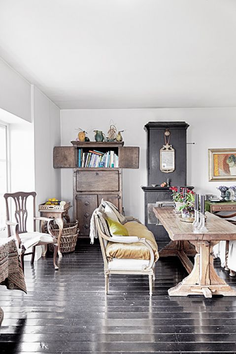 Rustykalny stół został po dawnych właścicielach. Inspirowane barokiem krzesła są z rodzinnego domu Kristine w Danii.