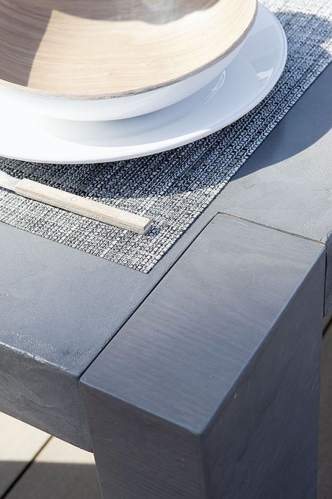 Rządzi tu prosty kolorystyczny klucz: kolor morza i piasku plus biel. Bez krzykliwych dodatków i wzorów. Jedyny deseń to