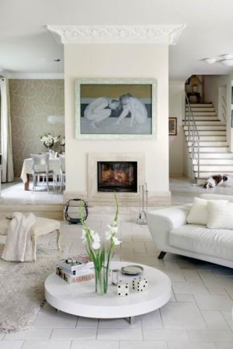 Salon jest otwarty na jadalnie. Dom jak z bajki