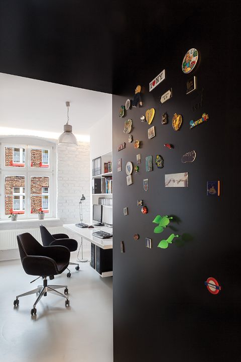 Salon od gabinetu oddziela wąska ścianka, a gabinet od części prywatnej (sypialni i łazienki) –