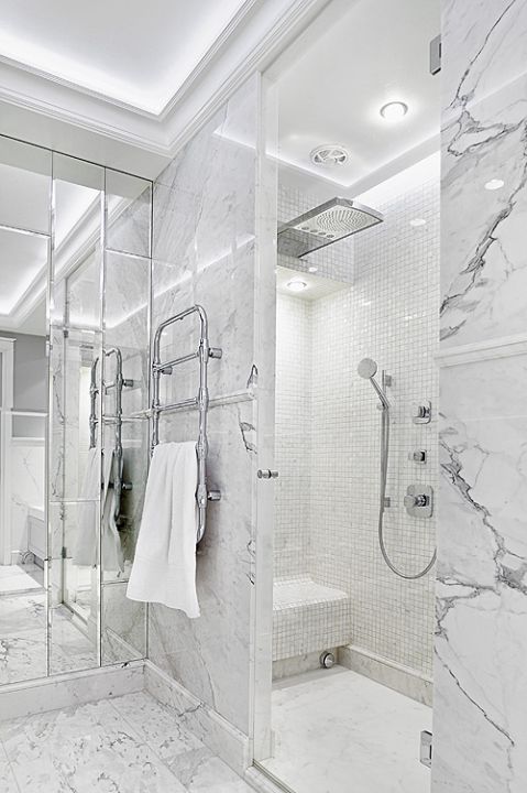 Sauna i prysznic w jednym. Elegancji dodaje biały marmur, perłowa mozaika, lustra i podświetlany sufit.