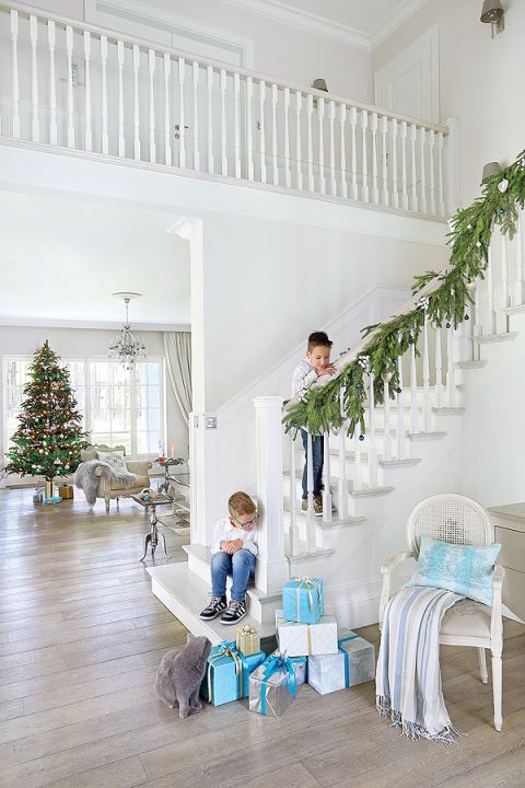 Schody zrobione na zamówienie przez Antoniego Jaszczuka ozdobione są świerkowymi gałązkami, szyszkami i bombkami.