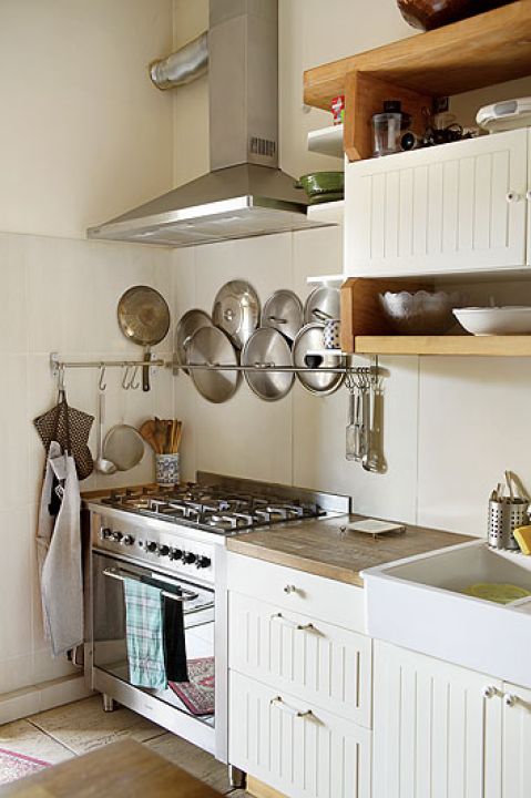 Siedlisko ciągle rośnie, a to powiększana jest kuchnia, a to dobudowany ganek.