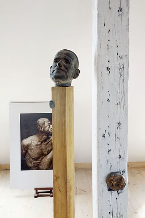 Siedlisko w którym żyją i tworzą Górniccy. Prosty wystrój – drewno, kamień, metal, a na