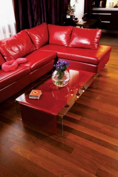 Skórzana kanapa w kolorze wina. Ekscentryczny apartament
