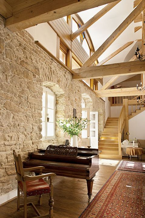 Stare kredensy, niciane obrusy, przepastne kanapy przywołują nostalgiczny klimat dworu sprzed lat - gdy czas