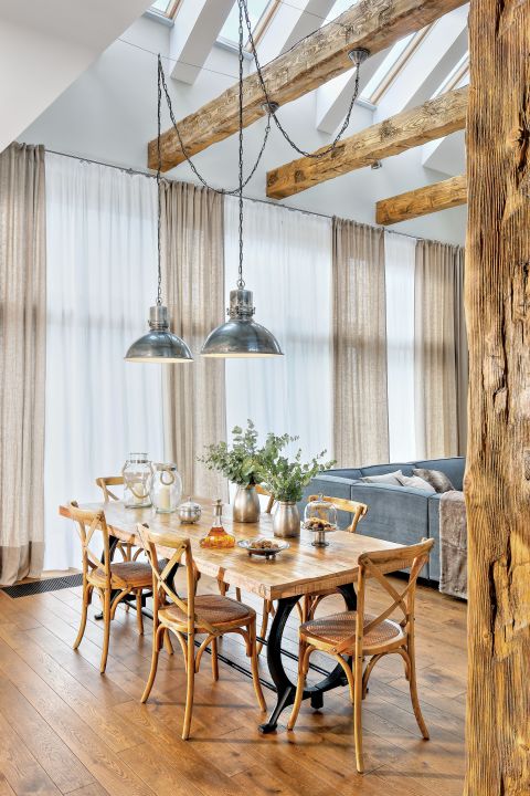 Stół z sękatych desek na żeliwnej podstawie ze sklepu Meble Niemieckie.