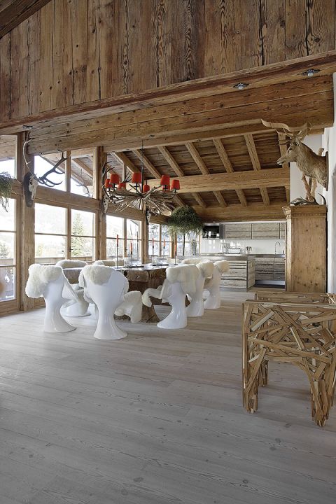 Stół z wyspy Bali waży pół tony. Blat zrobiony jest z jednego kawałka pinii. Do salonu wjechał przez okno,