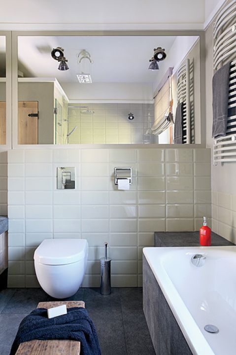 Stołek przy wannie pochodzi ze sklepu NAP.