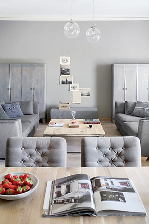 Stoły z metalowymi nogami zostały zaprojektowane przez Sylwią Lianę.