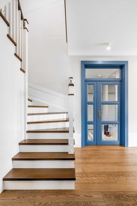 FUTRYNA POMALOWANA NA NIEBIESKO – ULUBIONY KOLOR KAROLINY, który POWTARZA SIę W CAŁYM DOMU.