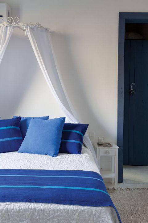 biała sypialnia z niebieskimi dodatkami