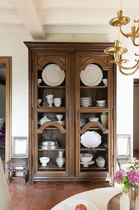 Stylizowany kredens na naczynia. Francuski styl na belgijskiej wsi