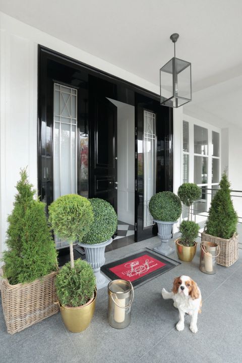 Ten świąteczny dom na co dzień jest biały i stonowany. Jednak, gdy nadchodzi Gwiazdka stroi się i nabiera kolorów.