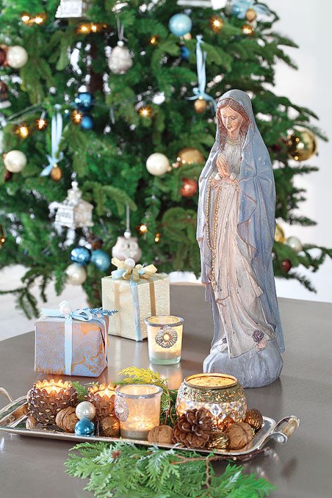 Stylowy dom w stylowej świątecznej aranżacji. Dominują modne srebro, złoto i błękity.