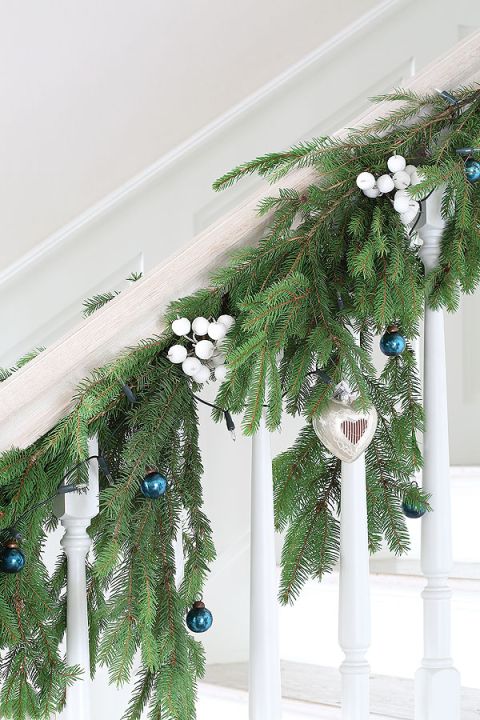 Świąteczna dekoracja schodów. Rodzina czeka pierwszej gwiazdki