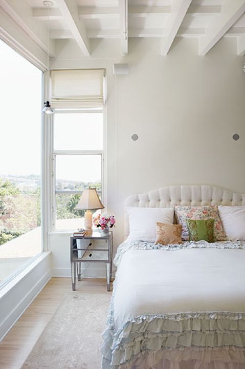 Światło wpada przez wielkie okna. Dom w stylu ranch house