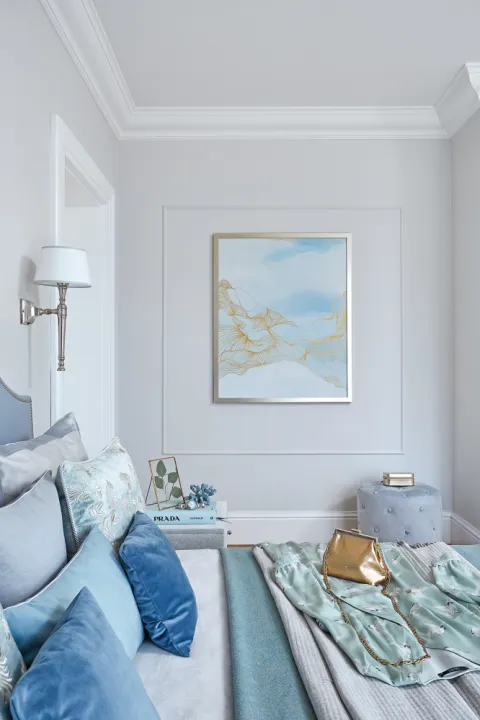 biała sypialnia błękitne dodatki