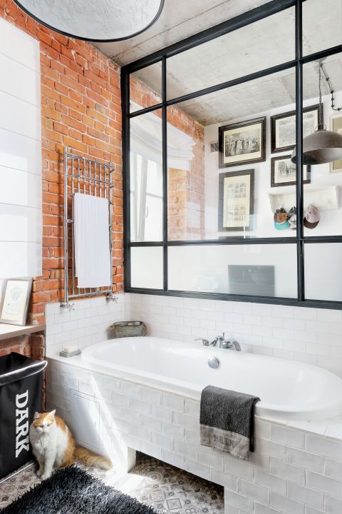 Szyby w metalowych ramach są w całym mieszkaniu, nawet w łazience.