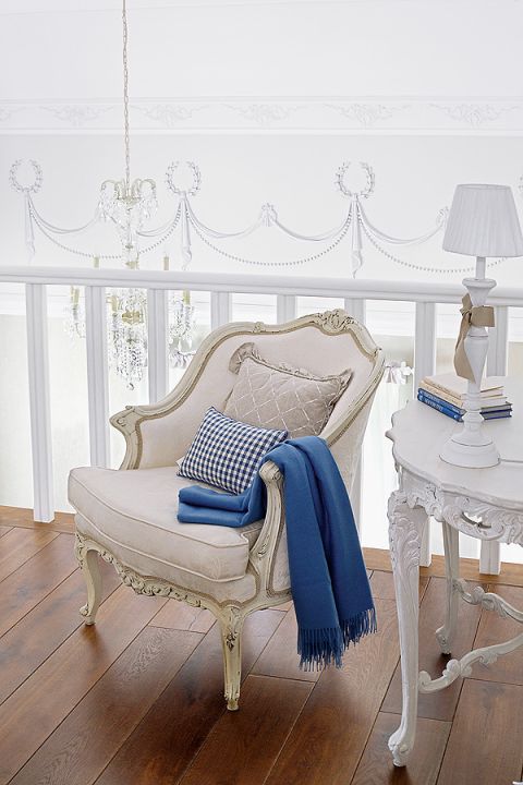 Ta willa spokojnie mogłaby stać nad Sekwaną. Jej nadwiślańskie pochodzenie zdradzają jedynie rośliny w ogrodzie.