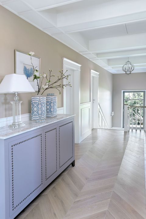 Tak samo jak mebel z marmurowym blatem maskujący sterowniki ogrzewania.